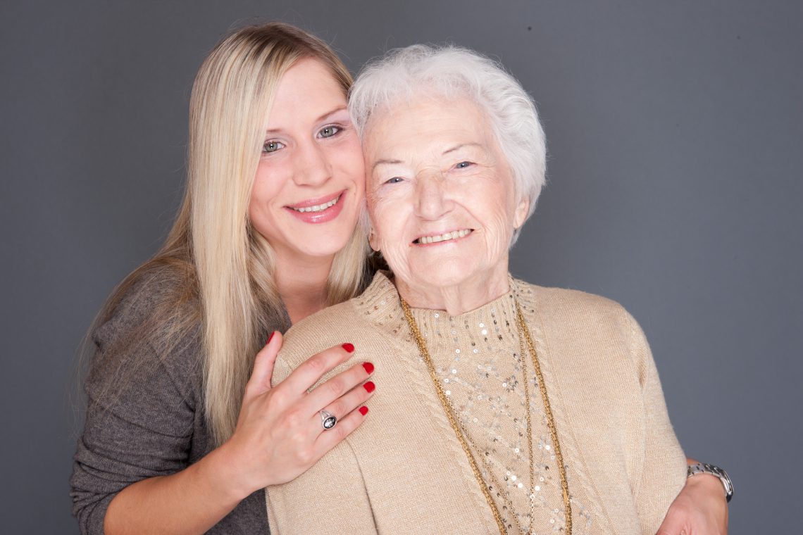 Oma und Enkeltochter