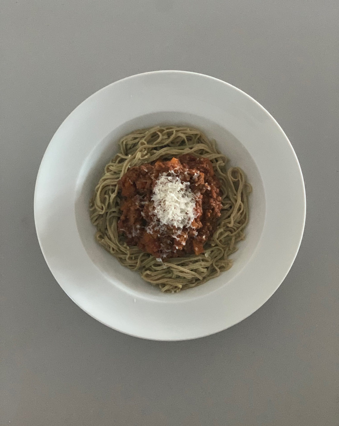 Low-Carb Bolognese mit Sojanudeln und frischem Parmesan