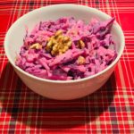 Low-Carb Rotkohl-Apfel-Walnuss Salat mit Sojajoghurt-Dressing