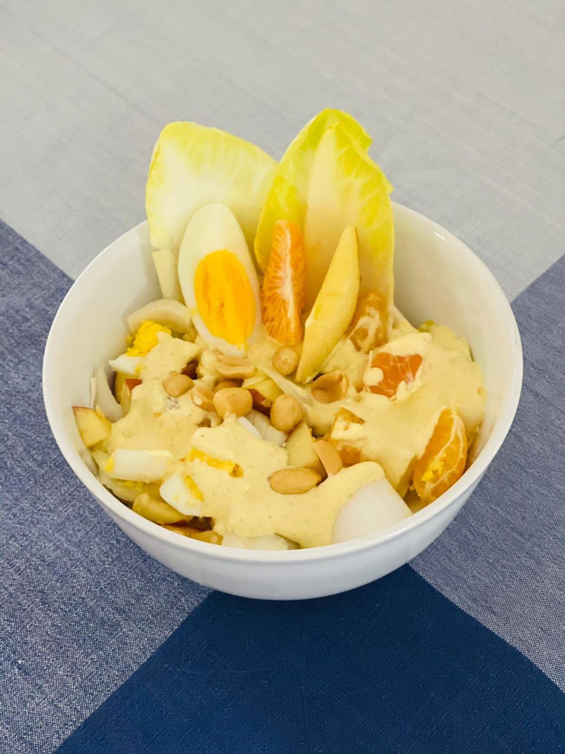 Low-Carb Chicorée-Salat mit Obst und Ei - KICK ARSE
