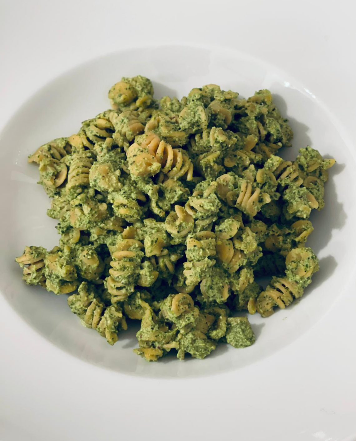 Low-Carb Petersilie-Basilikum-Pesto mit Kichererbsen Fusilli - KICK ARSE