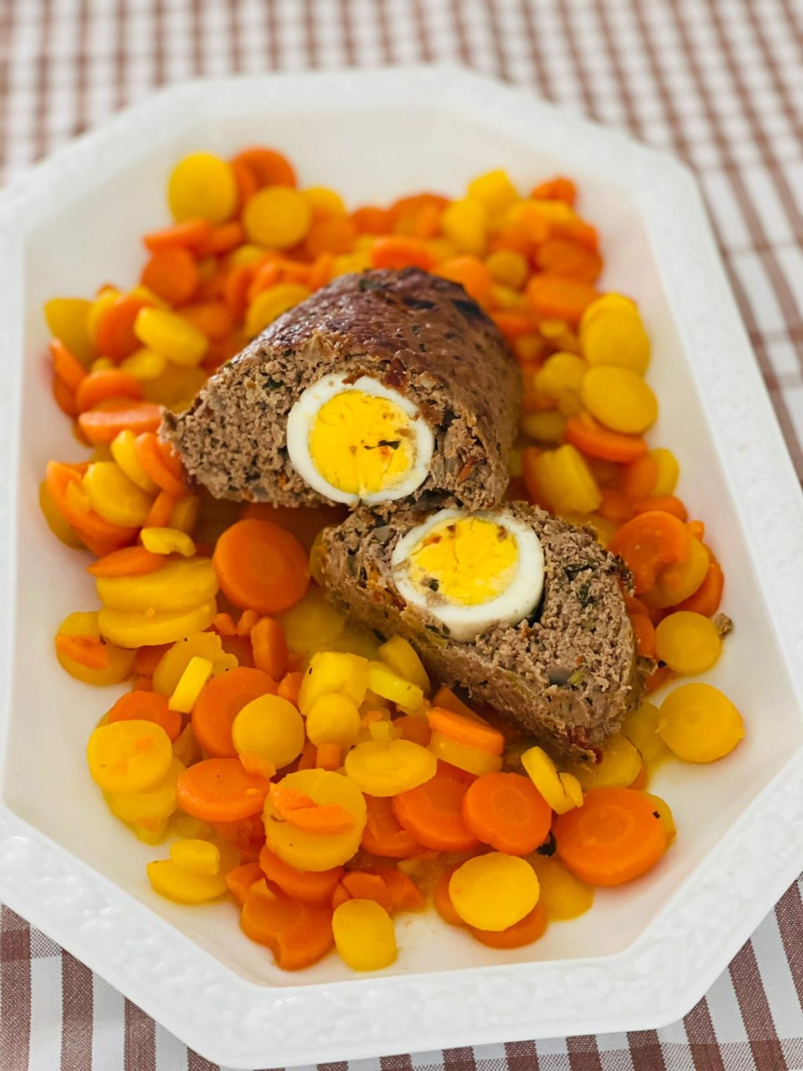 Low-Carb Rinderhackbraten mit Ei und Safran Karotten