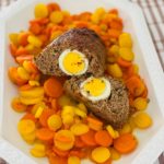 Low-Carb Rinderhackbraten mit Ei und Safran Karotten